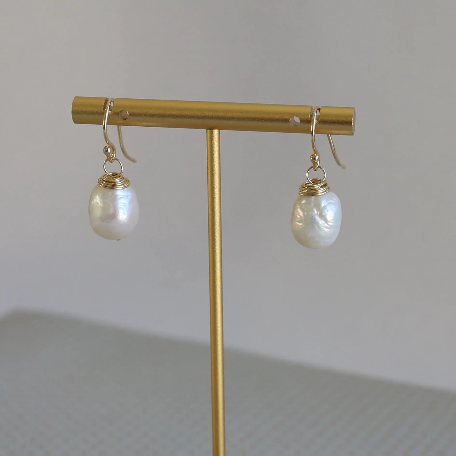 324-01-G | WIRE WRAPPED PEARL DROP (WHITE ON GOLD)