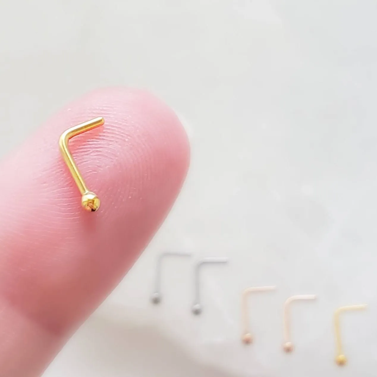 Tiny Sphere L-Bend Nose Stud