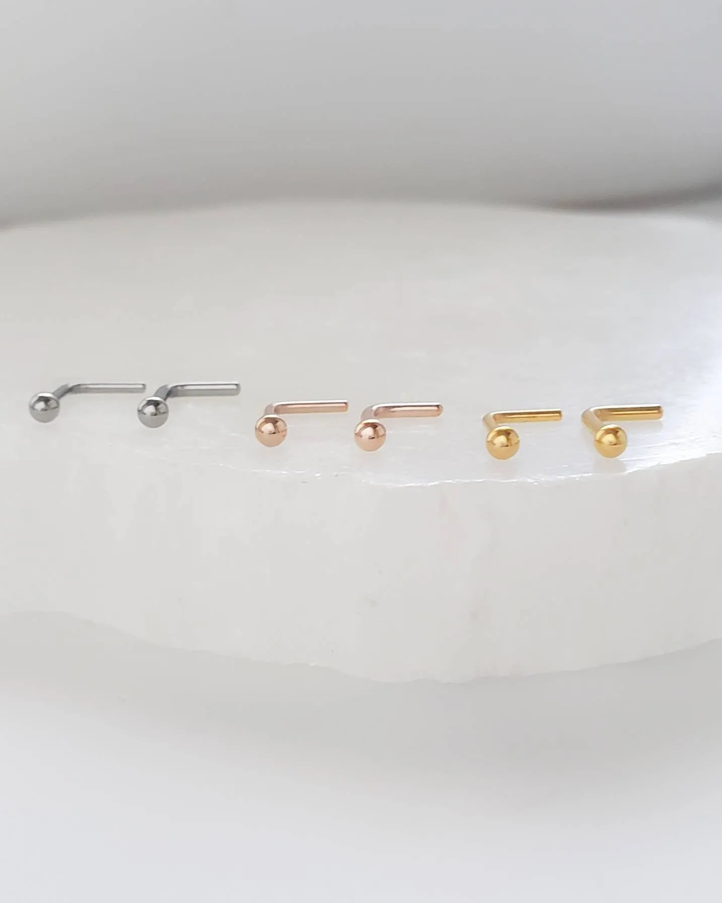Tiny Sphere L-Bend Nose Stud
