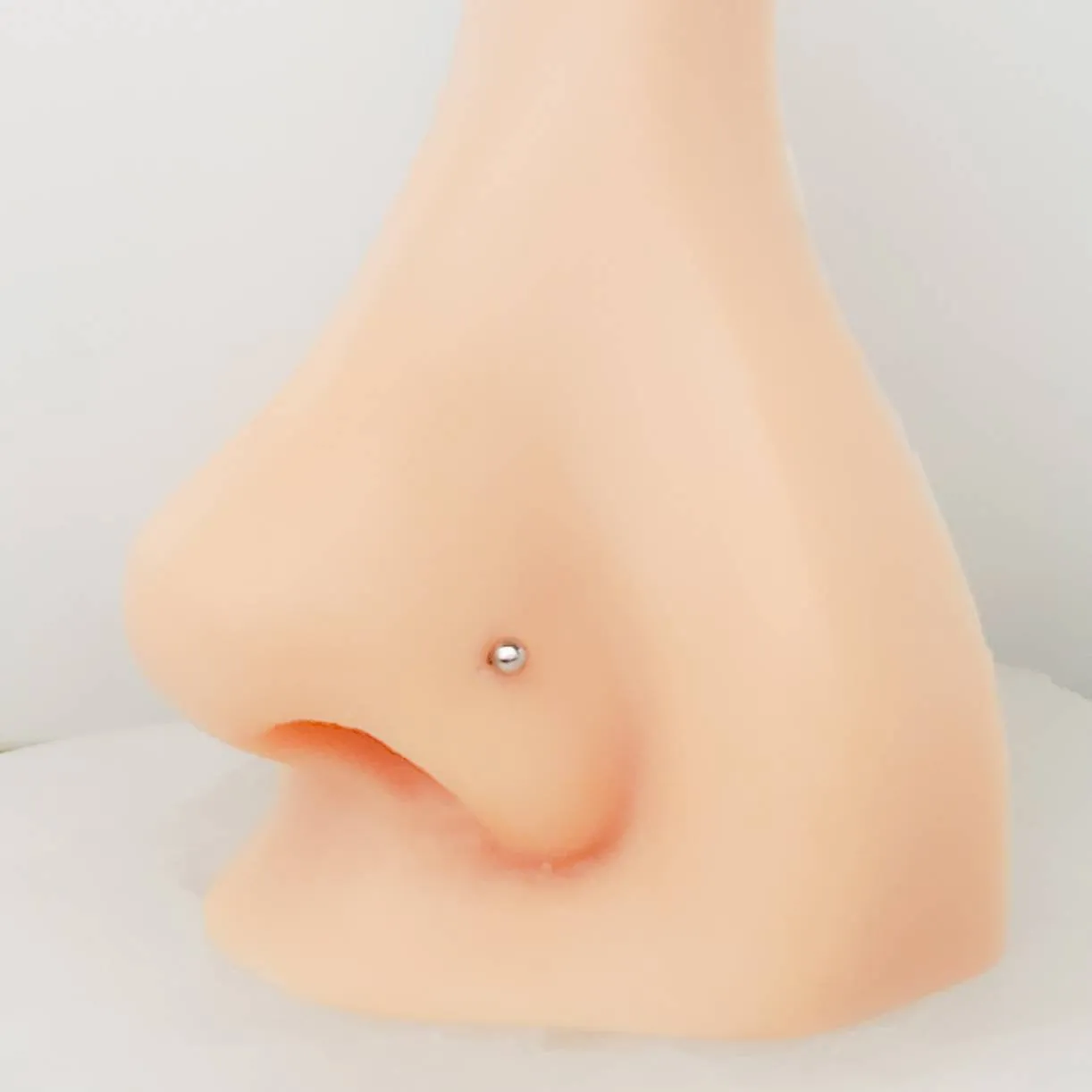 Tiny Sphere L-Bend Nose Stud